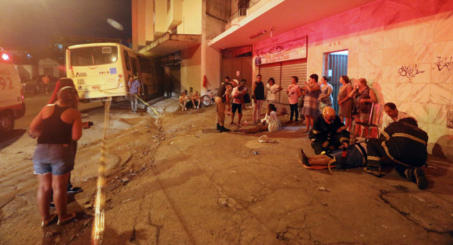 Acidente com ônibus 2 Feridos receberam primeiros socorros na calçada e foram encaminhados para hospitais (Foto: Leonardo Costa/28-12-15)