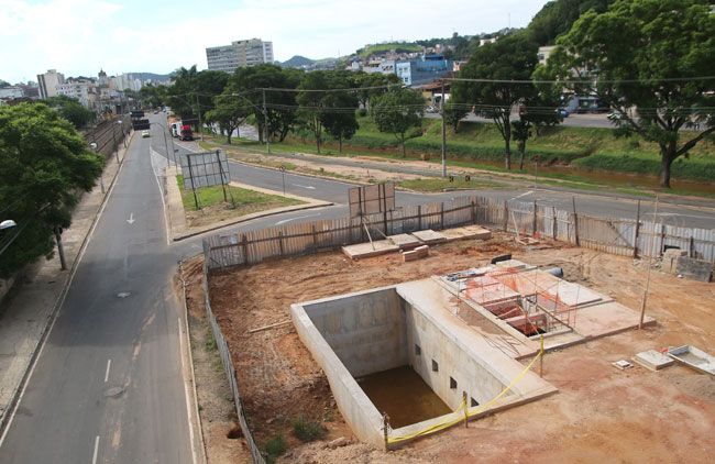 Descuido pode aumentar risco de proliferação do Aedes 6 tanques abertos e cheios de agua embaixo do viaduto augusto francxo fernando priamo15 12 15