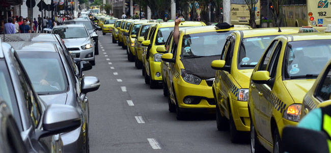Grupo percorreu ruas da cidade e chegou a parar o trânsito por alguns minutos no Centro (Foto: Olavo Prazeres/28-12-15)