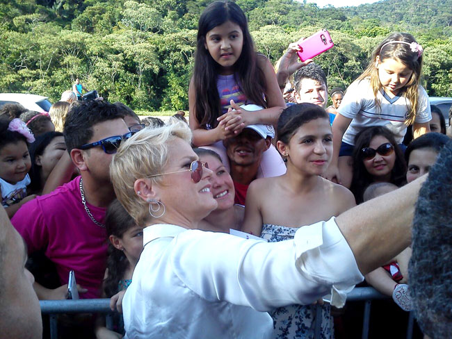 Antes de conhecer a casa e conversar com a imprensa, Xuxa atendeu a todos os fãs que foram ao local (Foto: Leonardo Costa/15-12-15)