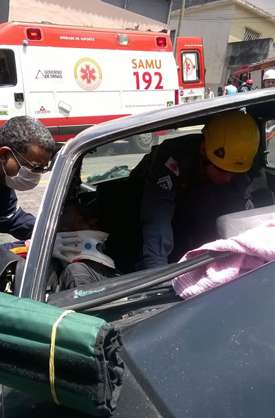 Adolescente de 14 anos bate com carro furtado contra portão de prédio 1 Acidente aconteceu na Rua Nossa Senhora do Líbano (Foto: Bombeiros/Divulgação)