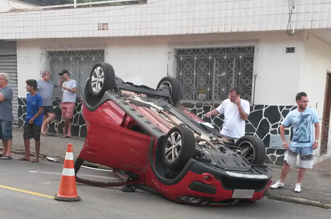 Carro chocou-se na traseira de um Ford Fiesta e capotou (Foto do leitor Marcelo Brugiolo)