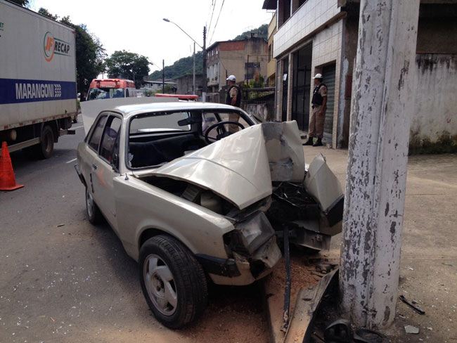 Carro tem frente destruída ao bater em poste no São Dimas 1 Vítima de 49 anos foi encaminhada para o HPS (Foto: Fernando Priamo/25-01-16)