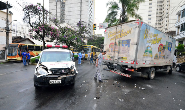 Acidente entre ambulância e caminhão complica trânsito na Rio Branco 1 acidente_olavo