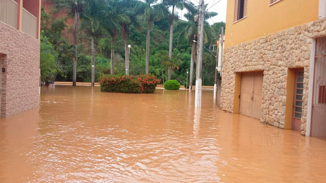 Cidades da região continuam sofrendo efeitos das chuvas 4 Em Guarani, Rua Abreu Sobrinho foi uma das atingidas pelas chuvas (foto da leitora Liliana Faquini)