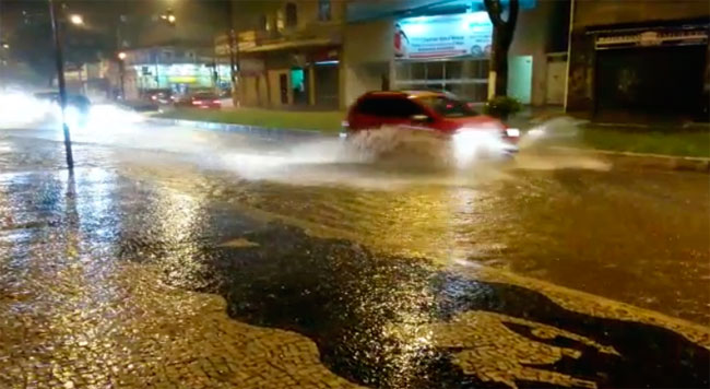 Avenida Presidente Itamar Franco apresentou pontos de alagamento em São Mateus (Foto do leitor Lucas Peths)