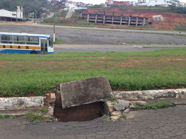 Bueiro fica de frente para o estacionamento do Estádio Municipal Radialista Mário Helênio