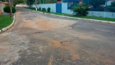 Moradores denunciam asfalto precário no Jardim Lermitage 2 buraco aberto