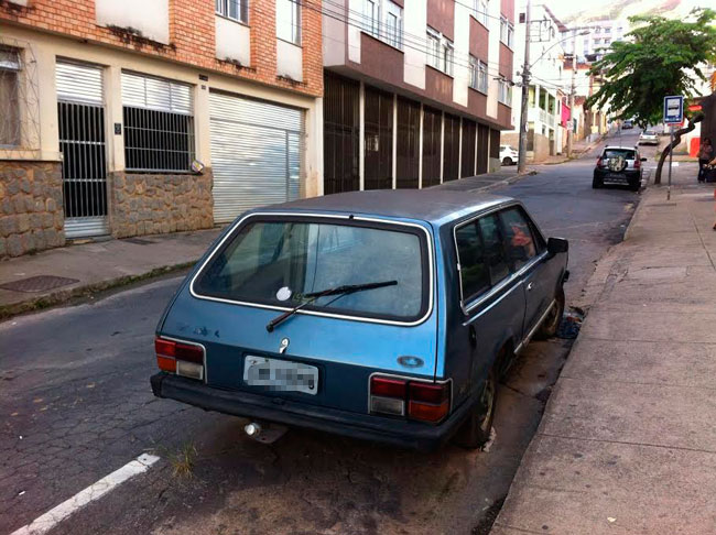 Leitores denunciam carro abandonado no Granbery; proprietário contesta 2 carro abandonado sem credito 3