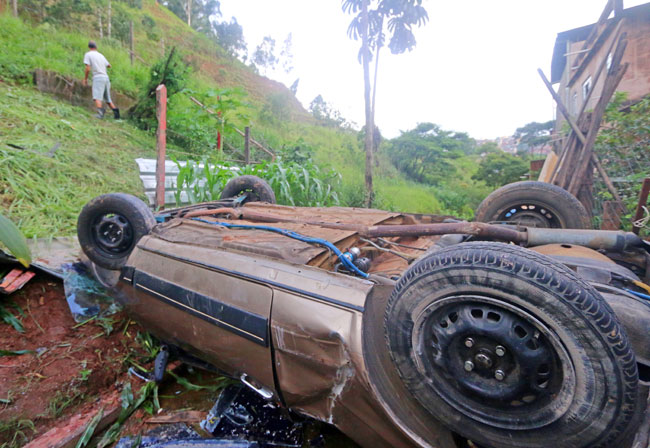 Carro voa sobre cabeça de morador no Três Moinhos 1 Gol caiu no quintal com as rodas para cima, após o condutor, de 18 anos, perder o controle (Foto: Leonardo Costa/21-01-16)