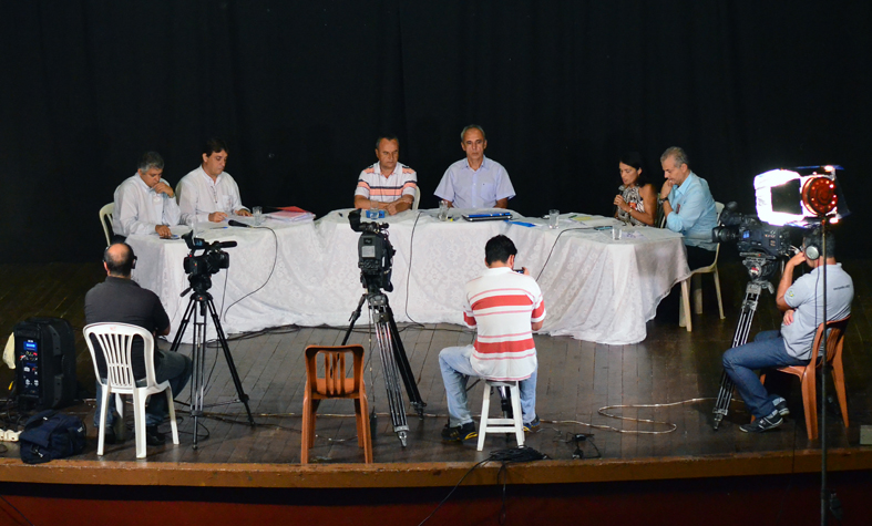 Último debate entre os candidatos a reitor 1 Debate foi realizado no Teatro Pró-Música e transmitido em tempo real pelo YouTube (Foto: Olavo Prazeres/28-01-16)