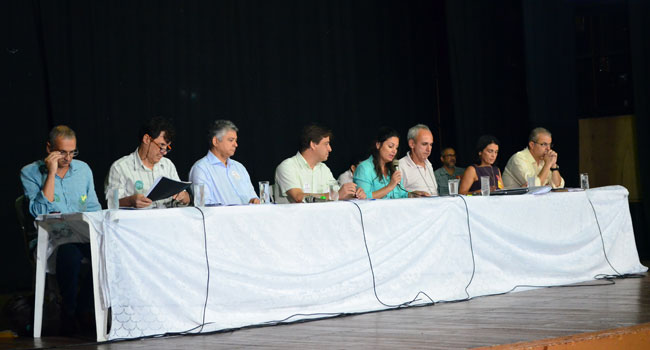 Obras e licitações da UFJF voltam ao centro do debate 1 Candidatos dividiram o tempo com réplicas e tréplicas sob a mediação de dois integrantes da comissão eleitoral (Foto: Olavo Prazeres/13-01-16)