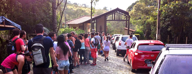 No primeiro dia de 2016, portaria do parque estava lotada de pessoas e carros às 7h30 da manhã (Foto: Marciano Júnior)