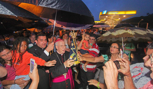 Centenas de fiéis recebem imagem peregrina de Nossa Senhora Aparecida 1 Dom Gil trazia a imagem nas mãos (Foto: Leonardo Costa/02-01-16)