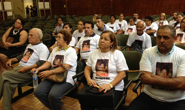 Vestindo camisas com a foto de Elisabeth, familiares acompanharam o julgamento (Foto: Fernando Priamo/28-01-16)