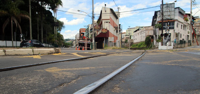 Av. dos Andradas ficará fechada na passagem de nível 1 Interdição começa às 21h de sábado e vai até domingo (Foto: Fernando Priamo)