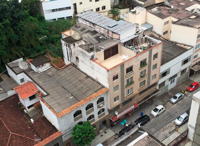 Leitora flagra acúmulo de lixo em terraço da Rua Sampaio 2 lixo rua sampaio