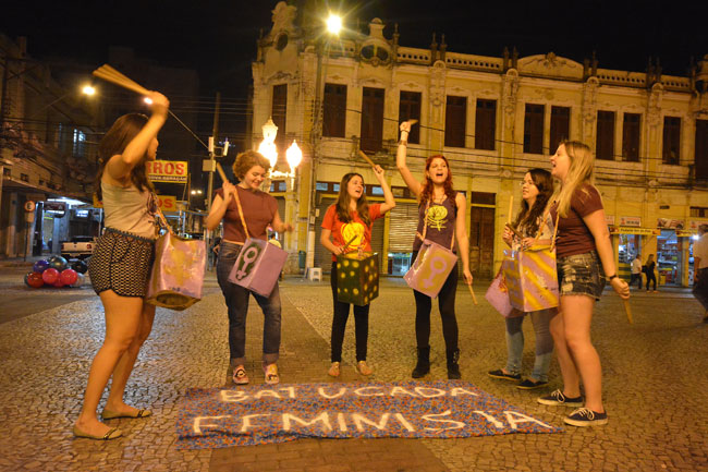 Jovens dão novo fôlego a movimentos sociais 2 Coletivo Maria Maria foi `sa ruas com batucada feminista na Marcha das Mulheres (Foto: Marcelo Ribeiro)