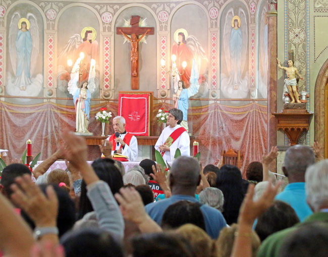 Fiéis lotam igrejas para homenagear São Sebastião 1 Na Igreja São Sebastião, no Centro, foram realizadas seis missas (Foto: Leonardo Costa/20-01-16)