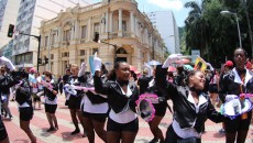 Domésticas e Mordomos multicoloridos caem no samba 2 mulheres no calcadao