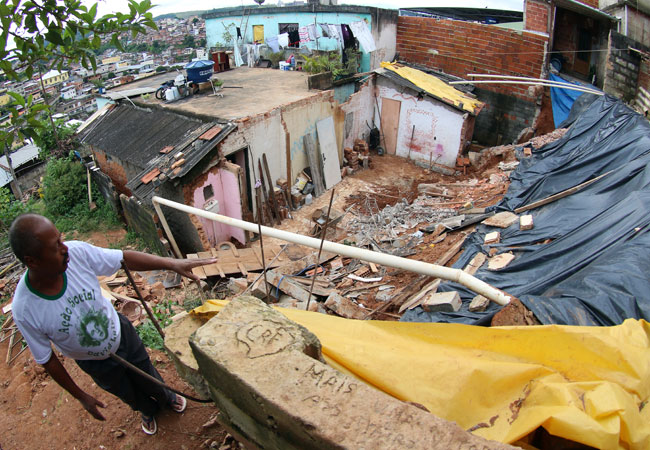 Muro de arrimo veio abaixo e atingiu a casa do motorista Jairo Nogueira (Foto:Fernando Priamo/22-01-16)