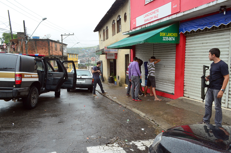 Polícia Civil faz operação nas ruas da Olavo Costa 1 Policiais circularam pelas ruas e fizeram abordagens de mais de 20 pessoas