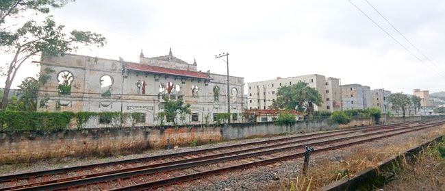 Uma fachada perdida na paisagem 11 perdido ao lado de um conjunto de apartamentos bem encontra se com rachaduras vidros quebrados e sem cobertura leonardo costa