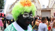 Domésticas e Mordomos multicoloridos caem no samba 3 peruca verde