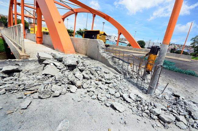 Readequação em ponte do Ladeira 1 Conforme a Secretaria de Obras, foi feito um corte na estrutura para que seja promovida uma correção (Foto: Olavo Prazeres/11-01-16)