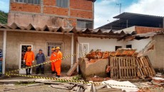 Caminhão bate em casa na Zona Norte e faz quatro vítimas 2 queda laje divulgacao bombeiros