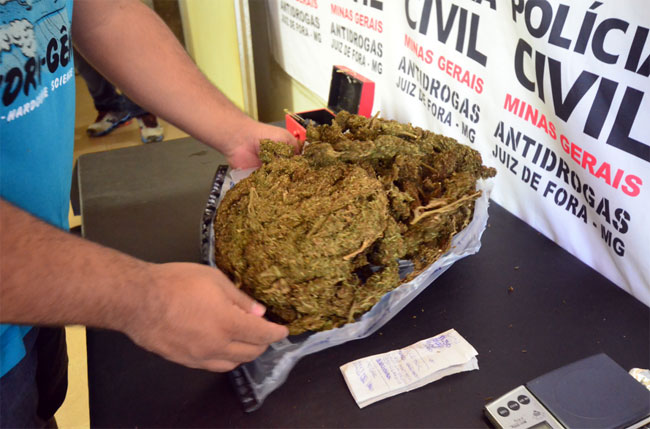 Universitário é preso por tráfico de drogas no Parque Halfeld 1 Venda do skunk era provavelmente direcionada às classes média-alta e alta (Foto: Olavo Prazeres/26-01-16)