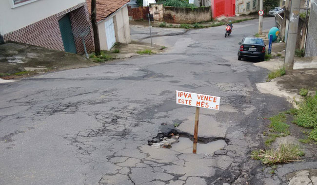Placa foi colocada há pelo menos três dias (Foto: Juliana Netto/20-01-16)
