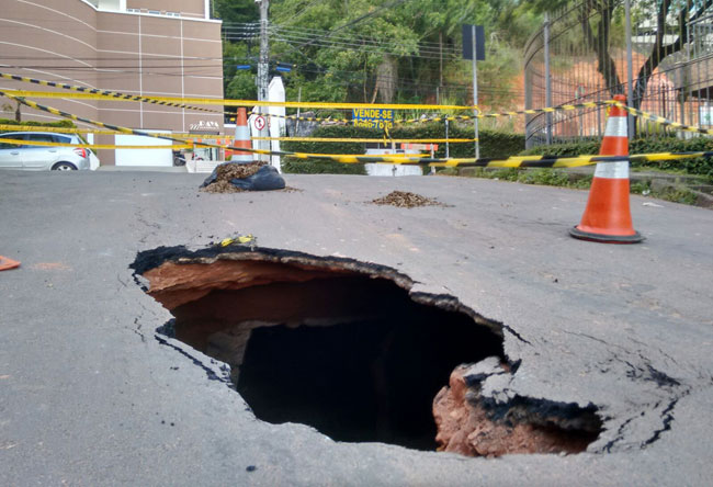 Rua Waldir Martins precisou ser interditada (Foto: Eduardo Maia/02-02-16)