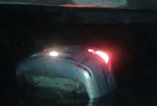Bombeiro galã protagoniza salvamento heroico em estrada mineira 3 Carro ficou parcialmente submerso (Foto: Divulgação/Corpo de Bombeiros)