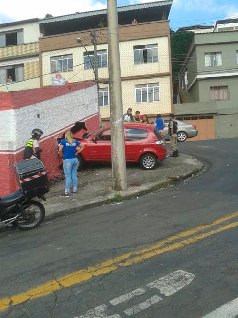 Carro com mãe e filha bate em muro na Zona Leste 1 acidente-americo-lovo-foto-do-leitor-marcio-augusto-pinto-2