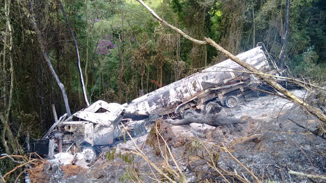 Caminhão pega fogo e motorista tem corpo carbonizado 1 Foto: Corpo de Bombeiros