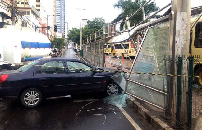Carro choca-se em ponto de ônibus e deixa três feridos (Foto: Fernando Priamo/ 29-02-16) 
