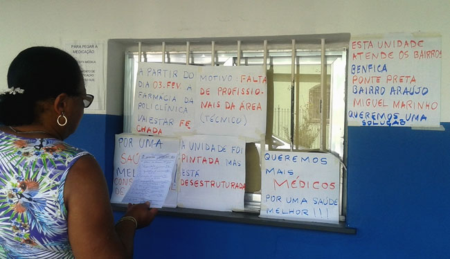 Cartazes avisam sobre fechamento de farmácia da Uaps de Benfica, que atende cerca de 80 pessoas por dia (Foto: Aline Junqueira)