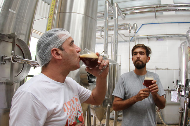 Cervejaria cigana amplia potencial de mercado 3 Cristiam e Mário Ângelo conseguiram expandir negócios com nova modalidade de fabricação (Fernando Priamo)