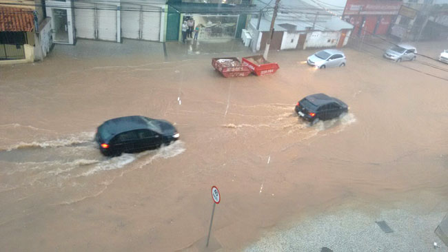 Chuva alaga rua e causa queda de árvore 1 Av. Presidente Costa e Silva, no São Pedro, ficou alagada (Foto: Kelly Diniz/27-02-16)