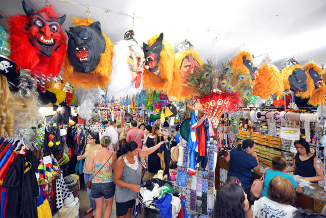 Foliões lotam lojas em busca de artigos carnavalescos 1 Movimento trouxe fôlego para os estabelecimentos (Foto: Marcelo Ribeiro/05-02-16)