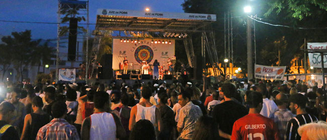 Divas agitam a Praça Antônio Carlos 1 Praça Antônio Carlos ficou lotada no início da noite (Foto: Leonardo Costa/02-02-16)