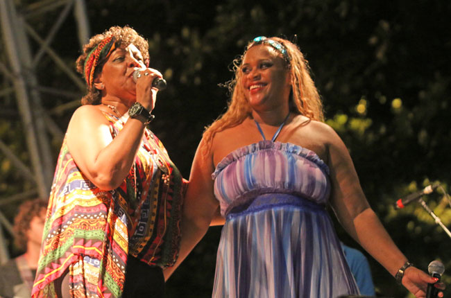 Divas agitam a Praça Antônio Carlos 2 Ana Terra (à esquerda) foi uma das convidadas na festa comandada por Sandra Portella (à direita) e Alessandra Crispim. (Foto: Leonardo Costa/02-02-16)