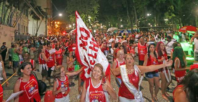 Praça Antônio Carlos e Parque Halfeld recebem o Corredor da Folia 3 Bloco Tô no Vermelho tomou o Calçadão da Rua Halfeld (Foto: Leonardo Costa-01-02-16)