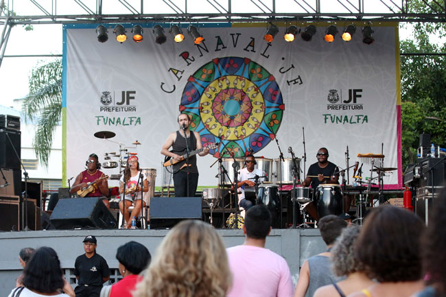 Praça Antônio Carlos e Parque Halfeld recebem o Corredor da Folia 2 Thiago Miranda se apresentou com músicas autorais e grandes clássicos do samba (Foto: Leonardo Costa-01-02-16)