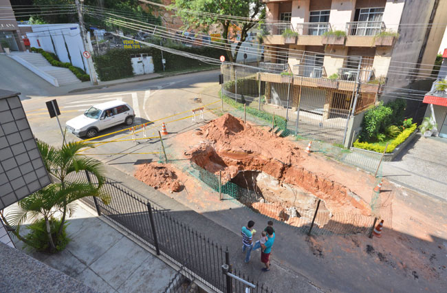 Corte de árvores e buraco ainda sem reparo tumultuam trânsito no Cascatinha 2 Será necessária a recomposição da parede lateral da galeria subterrânea e a concretagem do fundo (Foto: Marcelo Ribeiro/03-02-16)