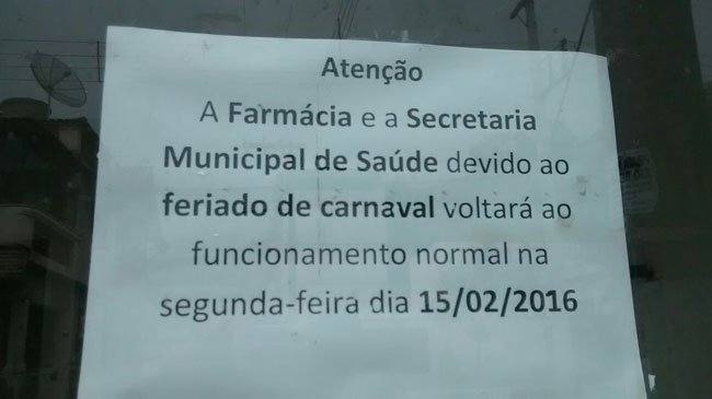 Cartaz informa sobre fechamento das unidades mesmo após o feriado