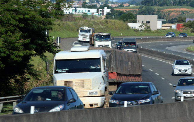 Movimento nas estradas é grande no início do feriadão de carnaval 1 BR-040 teve fluxo intenso nos dois sentidos no final da tarde (Foto: Fernando Priamo/05-02-16)