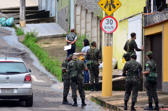 Forças Armadas saem às ruas contra o Aedes 1 Militares do Exército se mobilizam no combate ao mosquito (Foto: Olavo Prazeres)