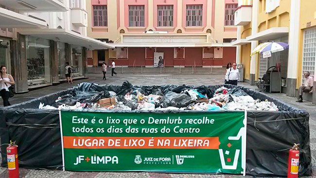 Demlurb expõe lixo jogado de forma irregular pela população 1 material recolhido é resultado de 24 horas de varrição nas ruas do Centro (Foto: Marcelo Ribeiro/25-02-16)